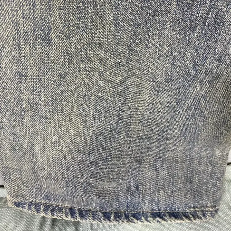 비긴202  one tuck wide denim bleached blue