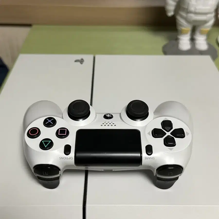 ps4 화이트 + 게임타이틀 11개 세트로 판매합니다!