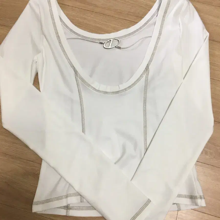 일리오 WHITE 2WAY DEEP U-NECK SYMBOL TOP