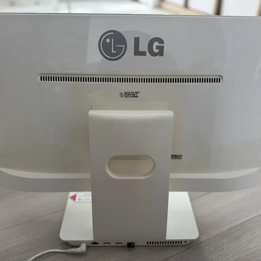 LG 23V540