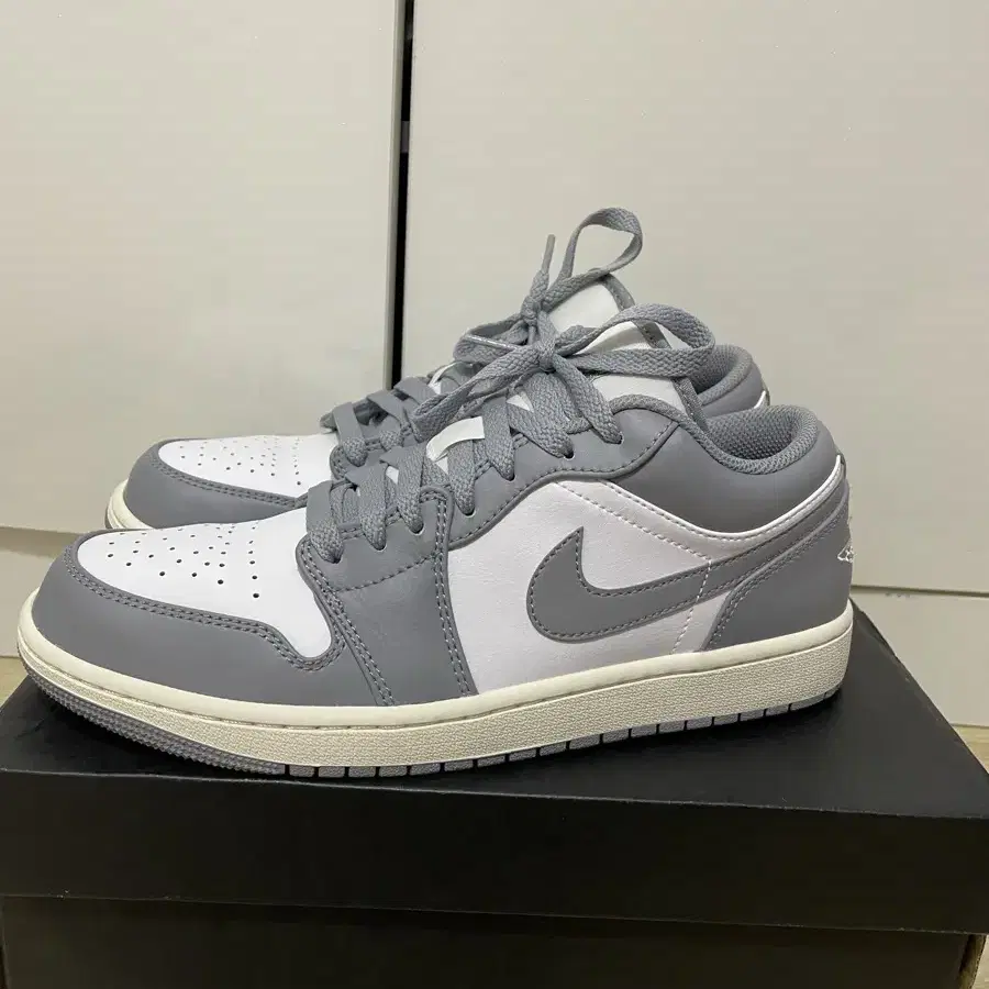 나이키 조던 로우 Jordan 1 Low Stealth and White