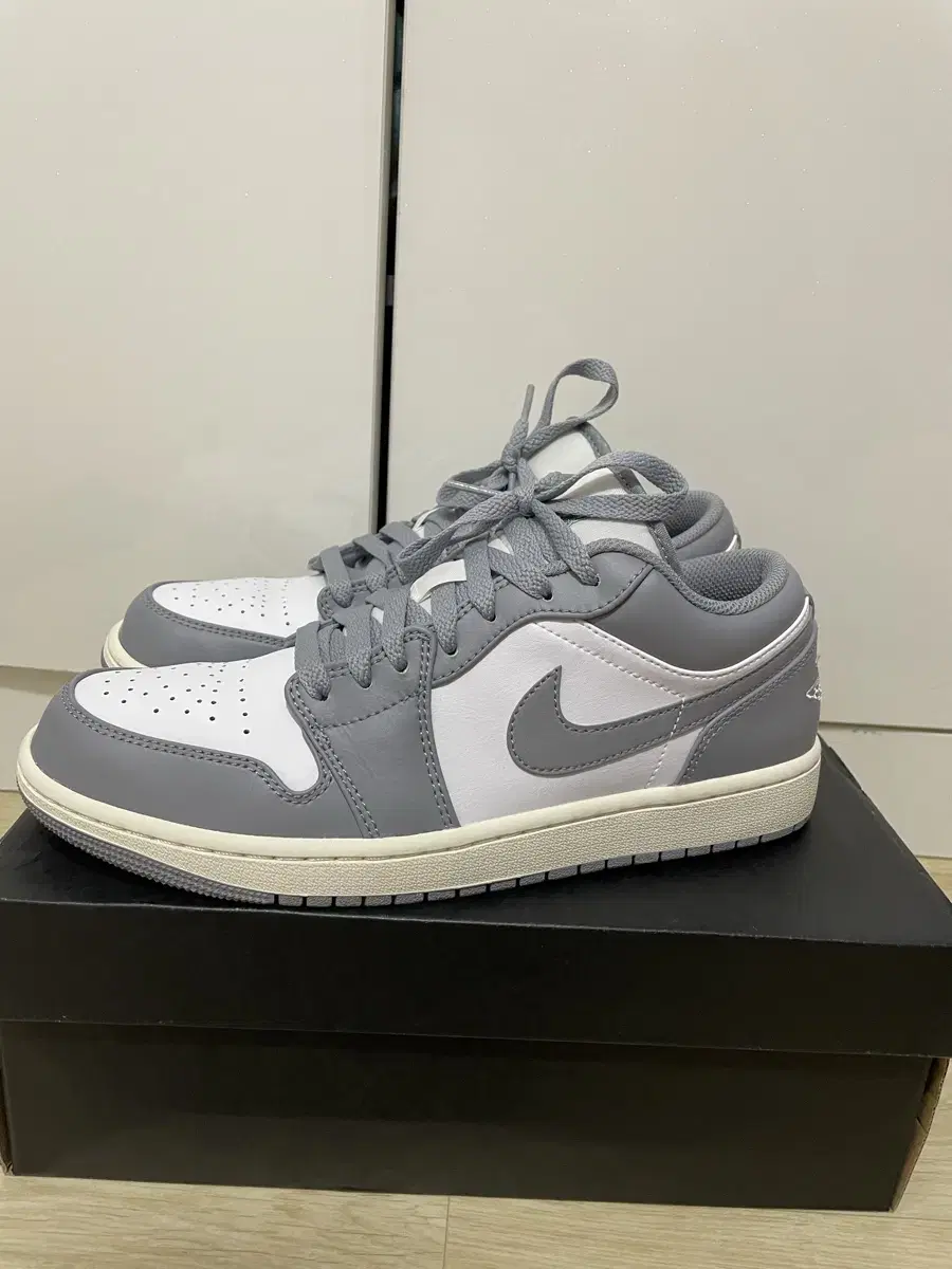 나이키 조던 로우 Jordan 1 Low Stealth and White