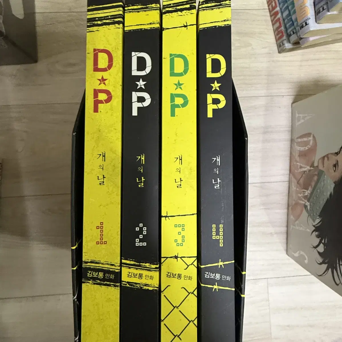 웹툰 D.P 개의날 1~4권 전집 박스세트