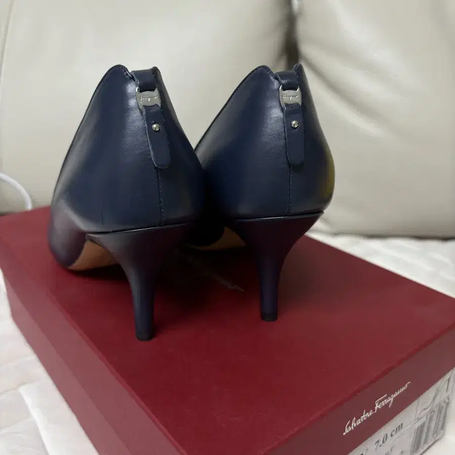 페라가모 네이비 힐 7cm 230(5H,D)