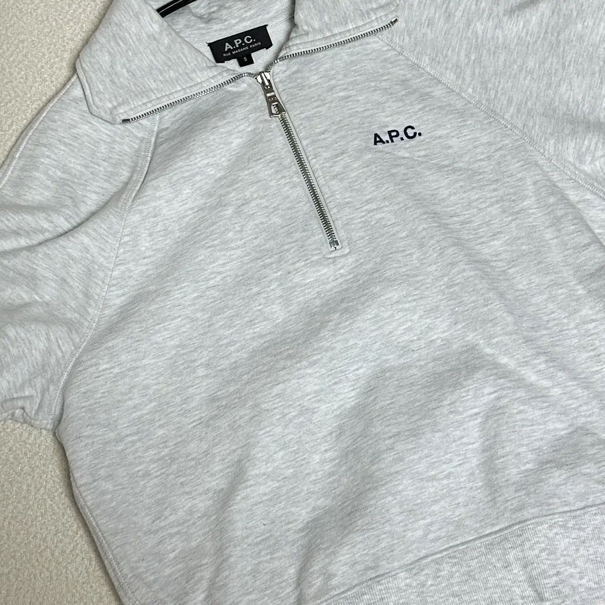 A.P.C. 아페쎄 아노락 맨투맨 반집업 아이보리