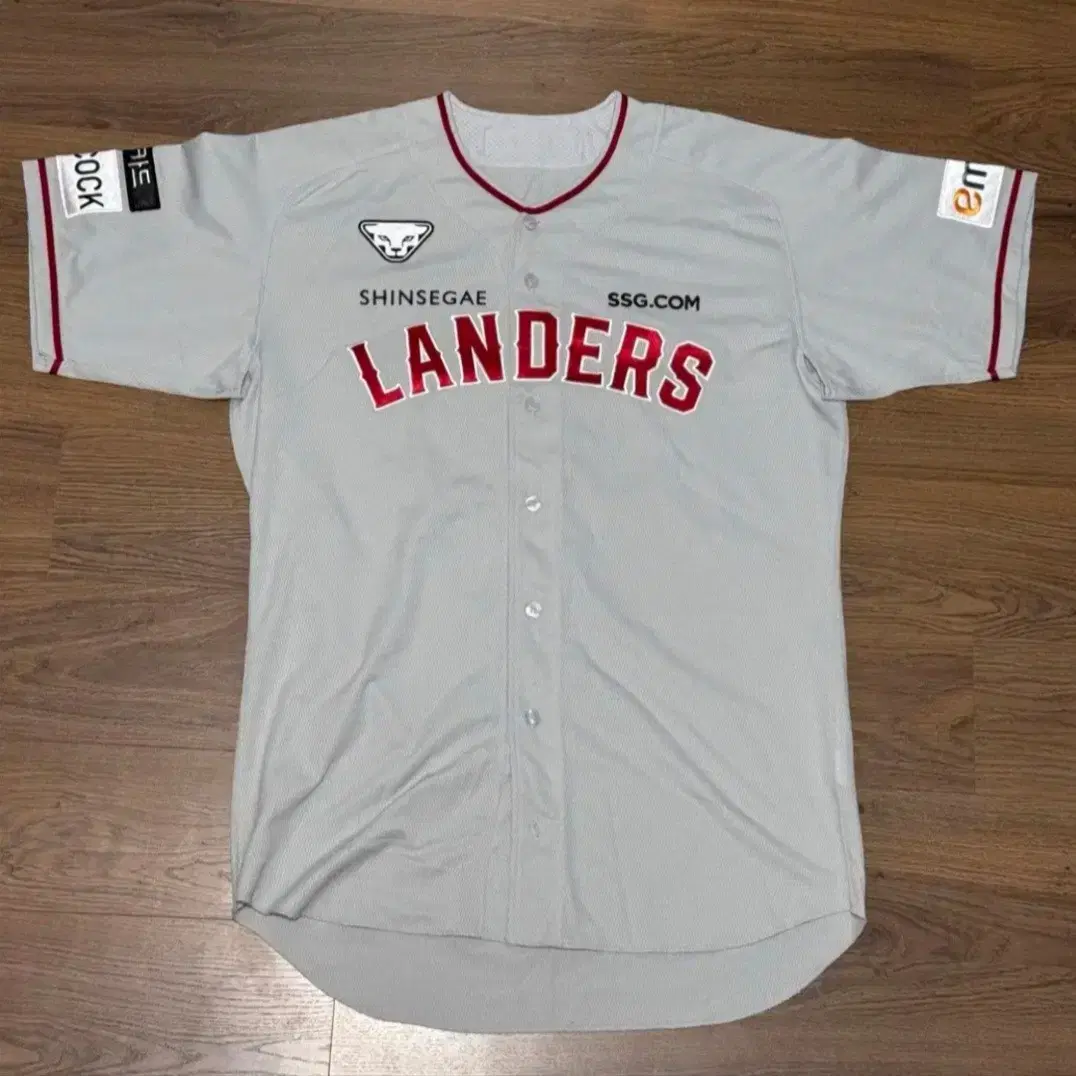 SSG Landers Wilmer Font's gray away jersey is on sale.