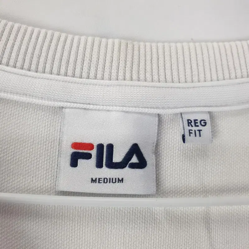 F5945 FILA 남M REG FIT 로고 화이트 맨투맨/더크