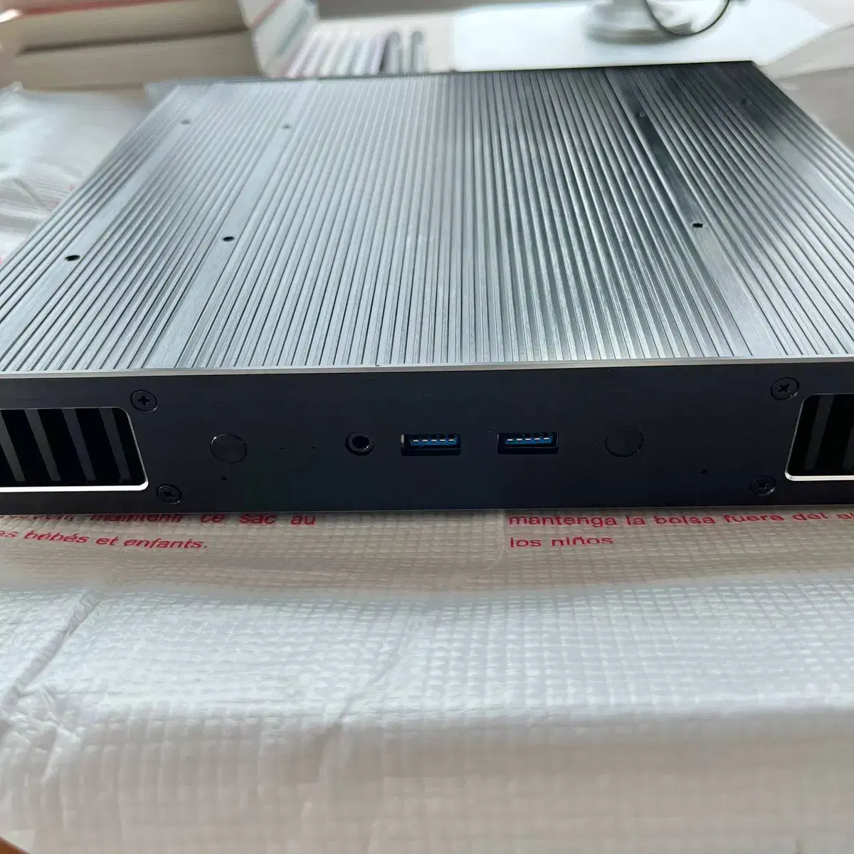 미니PC 인텔 NUC8i5BEH 32램 512SSD + 팬리스 케이스