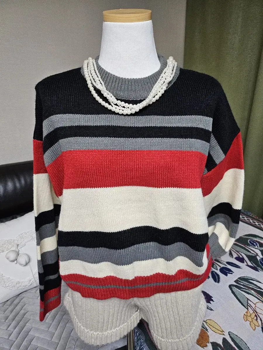 Refined color scheme, unique striped pattern, loose-fitting knit