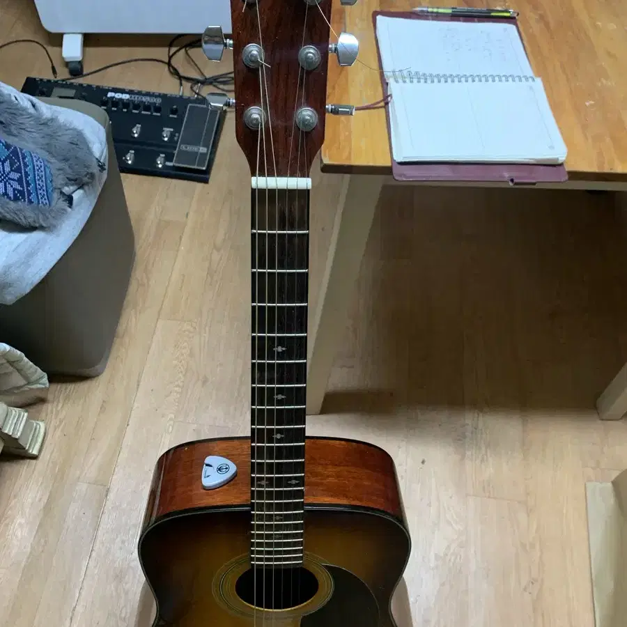 기타 Squier Telecaster and Fender acoustic