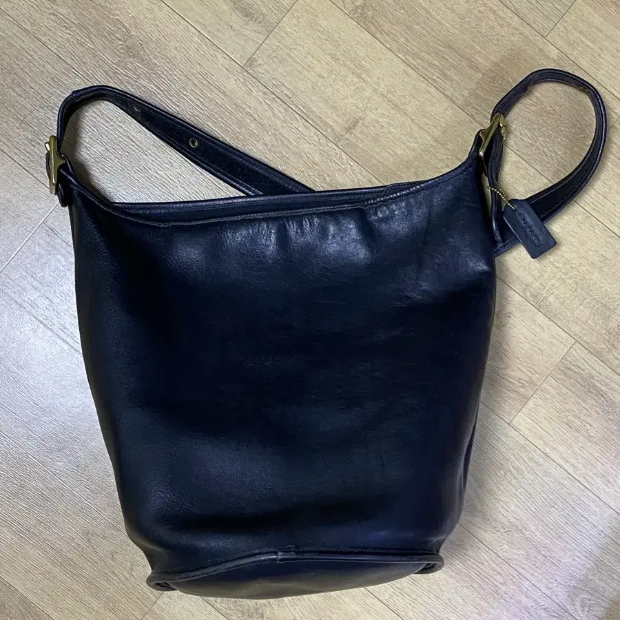 old COACH leather duffle bag L (black)