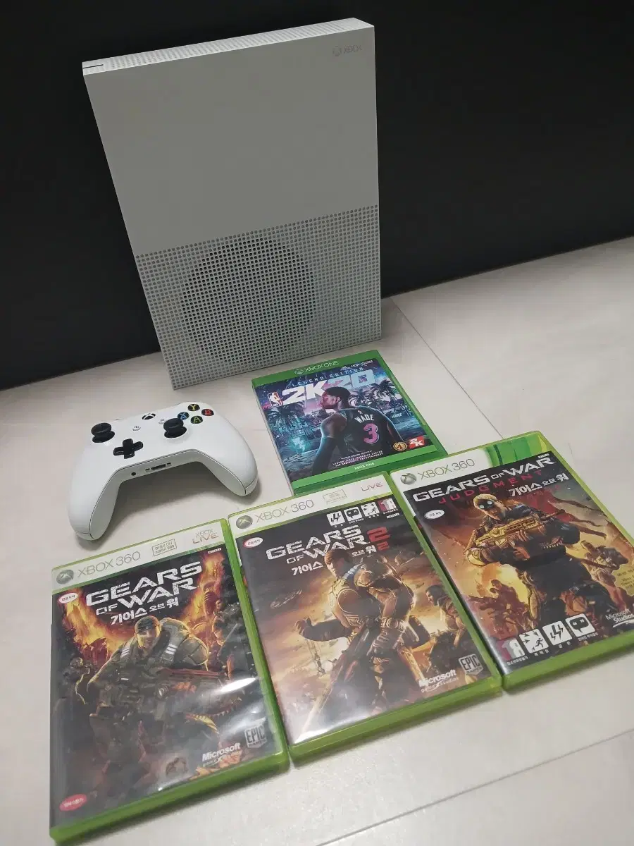 XBOX ONE S 1테라 (게임 NBA 2K20 레전드 에디션 포함)