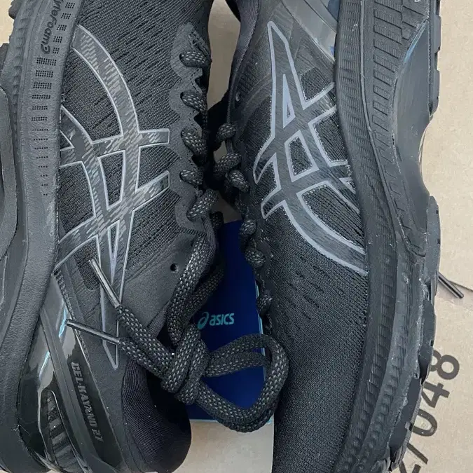 아식스 GEL-KAYANO 27 젤카야노 27 245mm 판매합니다.