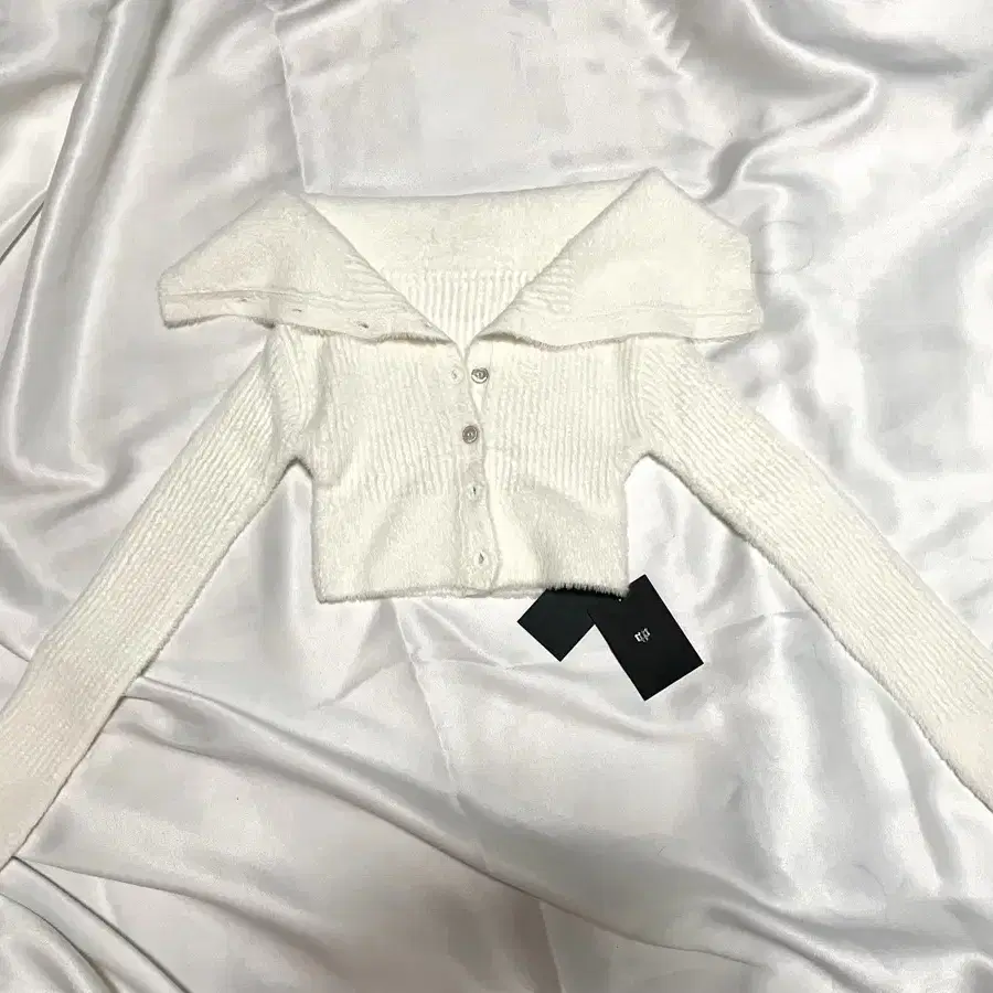 페인오어플레져 PETAL OFF-SHOULDER CARDIGAN