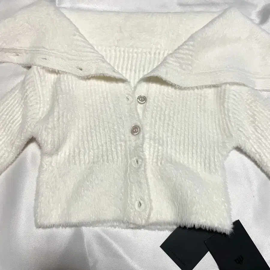 페인오어플레져 PETAL OFF-SHOULDER CARDIGAN