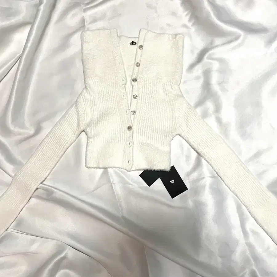 페인오어플레져 PETAL OFF-SHOULDER CARDIGAN