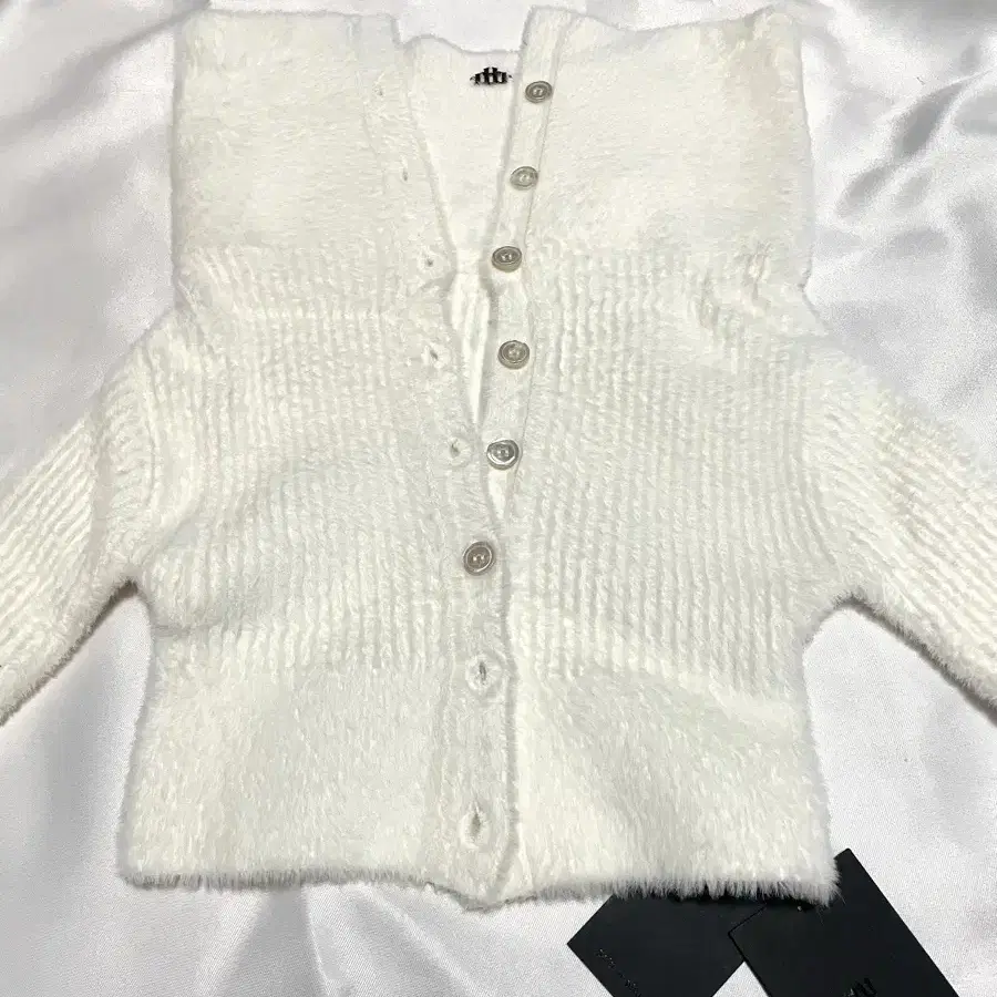 페인오어플레져 PETAL OFF-SHOULDER CARDIGAN