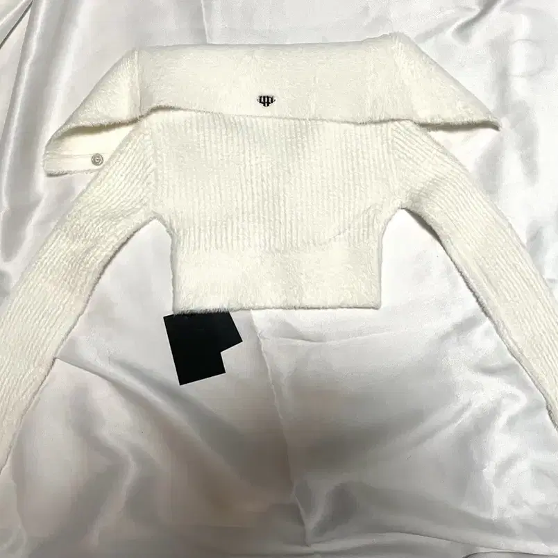 페인오어플레져 PETAL OFF-SHOULDER CARDIGAN