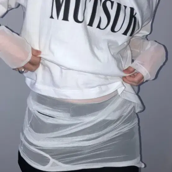 *오눅님 착용 낫띵에브리띵 MESH LONG SLEEVE TOP 화이트