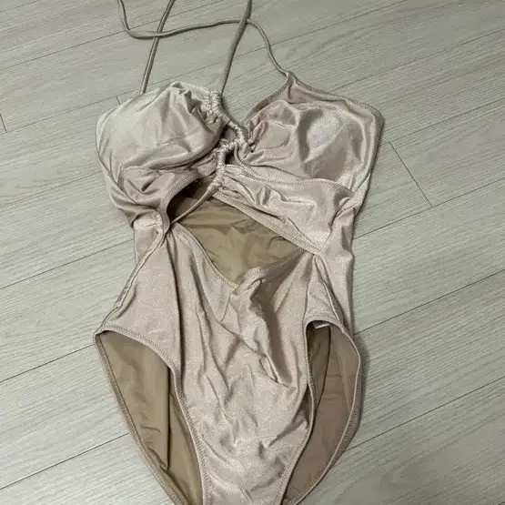 오프닝 ariana one piece - beige M사이즈