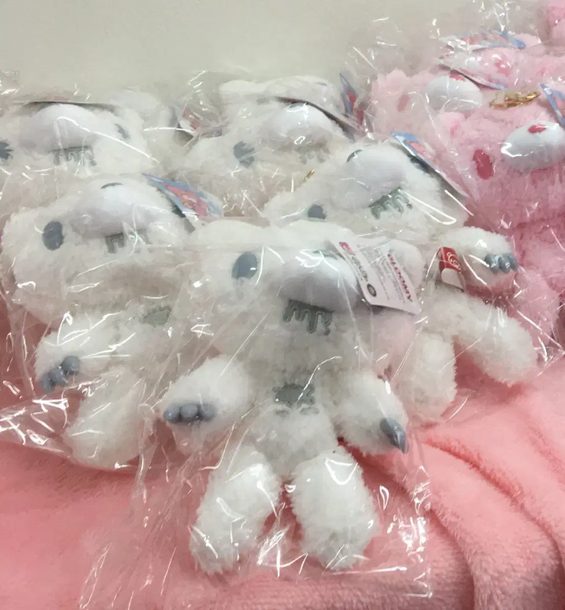 White Glummy Bear keyring doll sell wts White