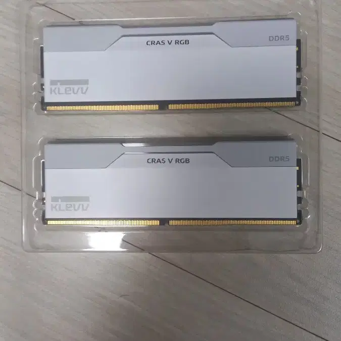 에센코어 클레브 DDR5 6000 CRAS V RGB 32GB 화이트