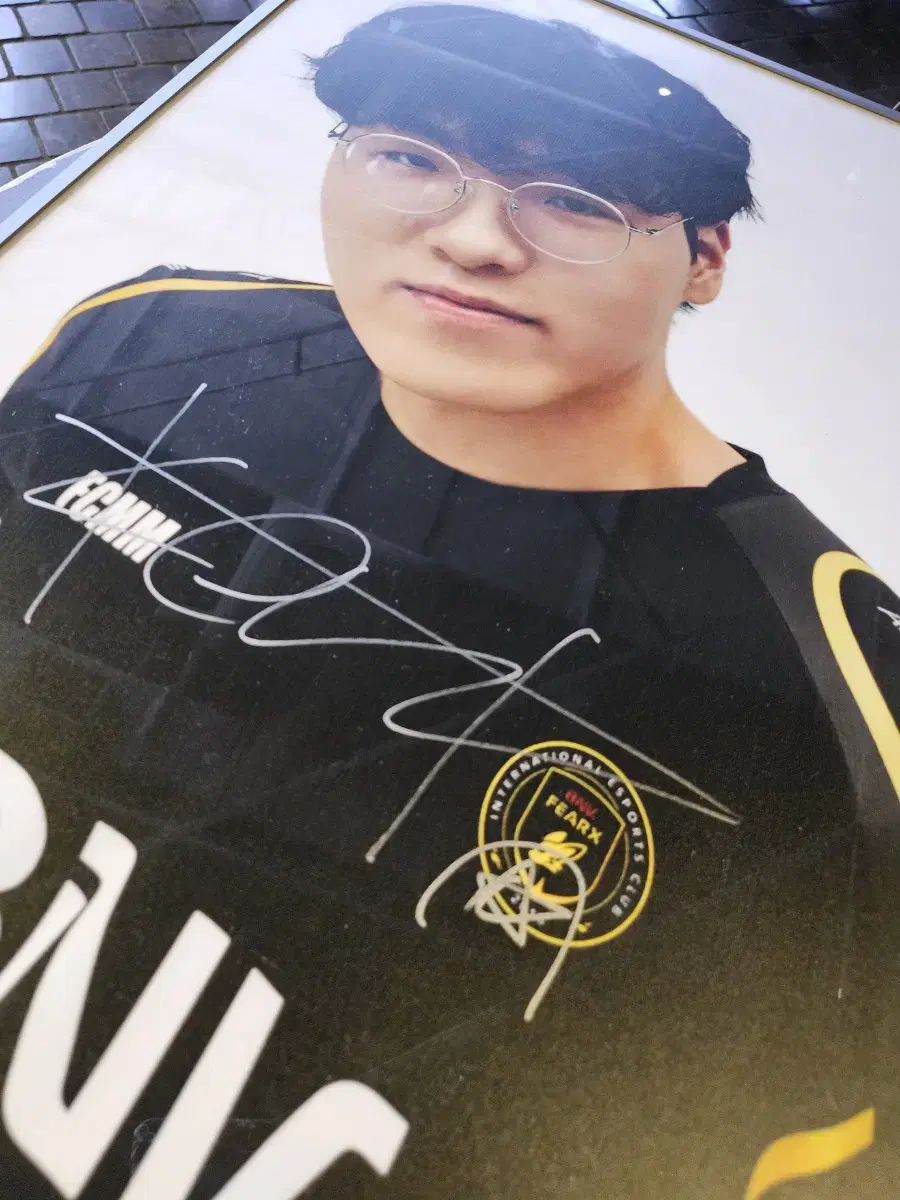 Kelvin's autographed photo frame for 50,000 won PIER X L.C.K.