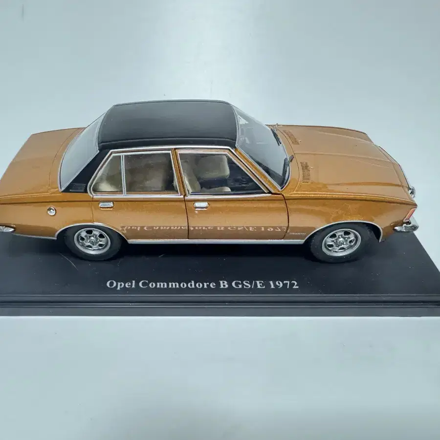 1/24 OPEL Commodore B GS/E 1972년형