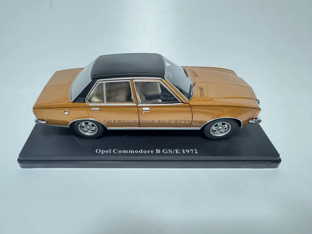 1/24 OPEL 코모도어(레코드 로얄)B GS/E 1972년형