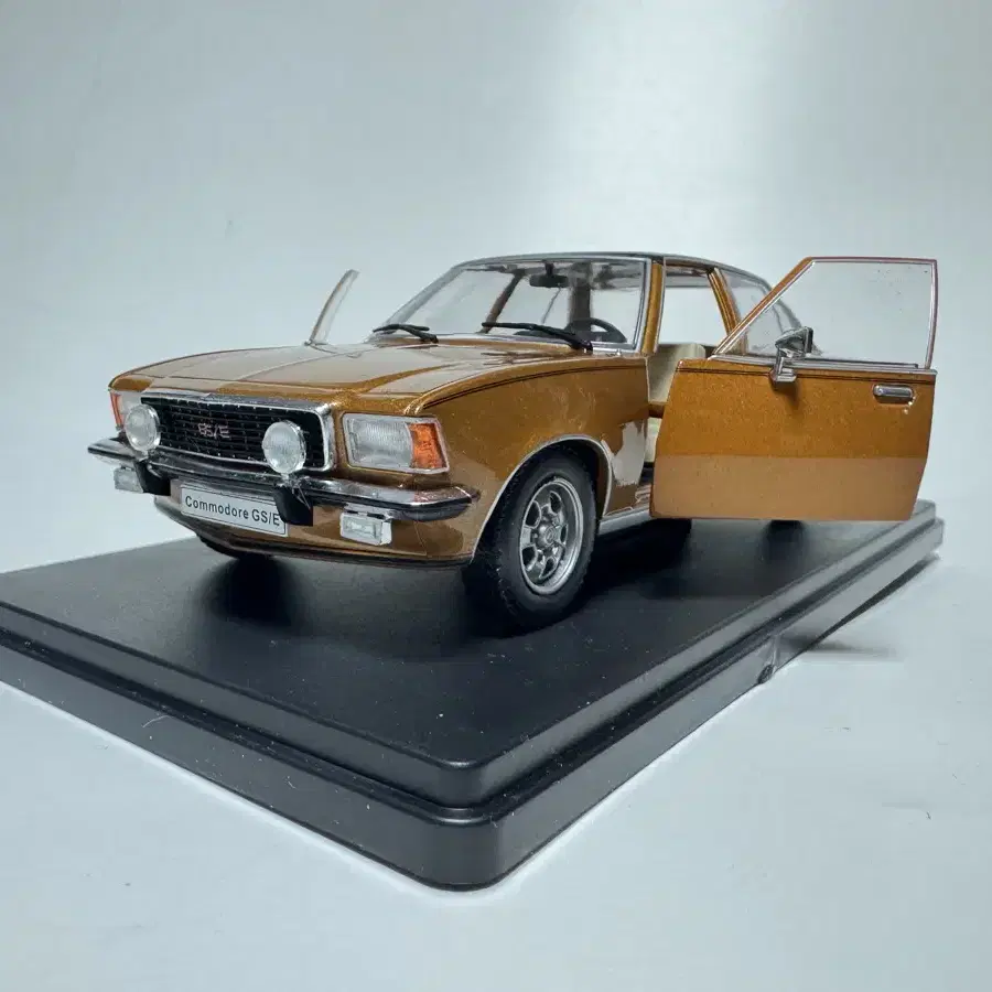 1/24 OPEL Commodore B GS/E 1972년형