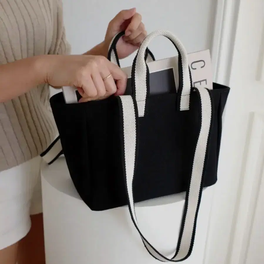 언폴드 Mini Two-tone Strap Bag (black)