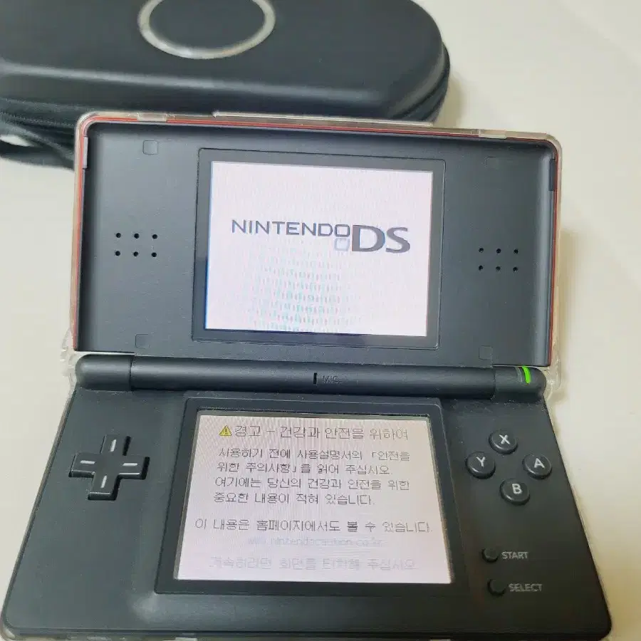 닌텐도 Ds lite 라이트 크림슨 블랙 팝니다. (충전기 포함)