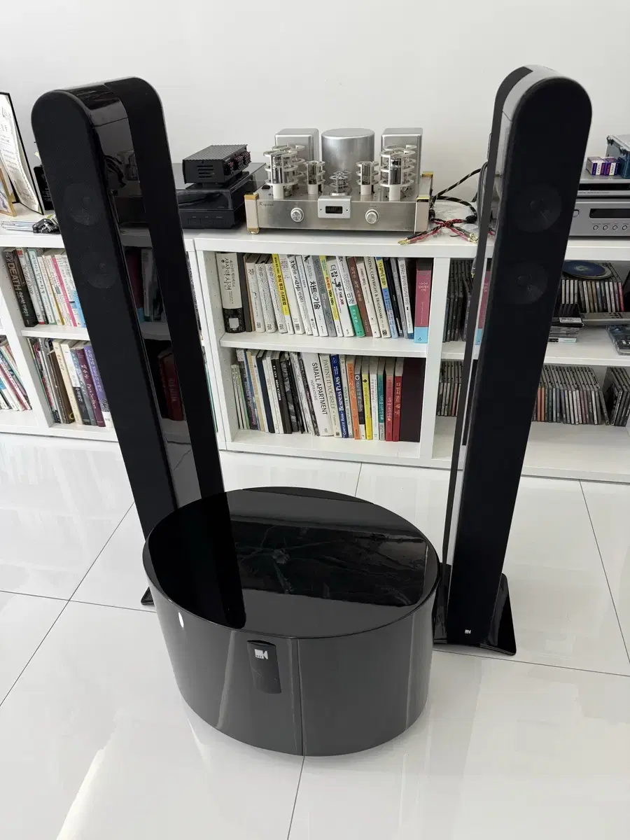 KEF Five Two 시리즈 11 스피커와 PSW-2500 서브우퍼