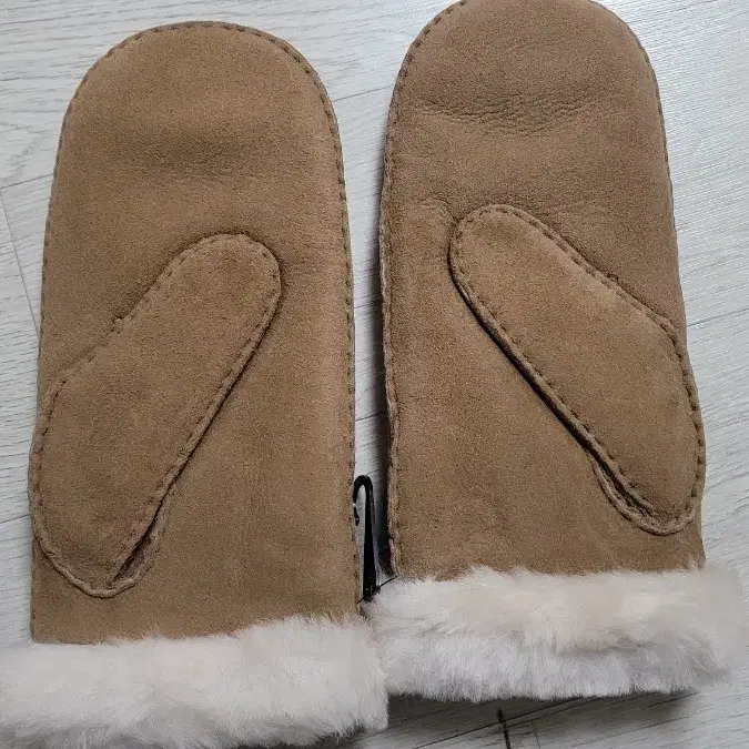 UGG 장갑(벙어리) embroider mitten 체스트넛 정품