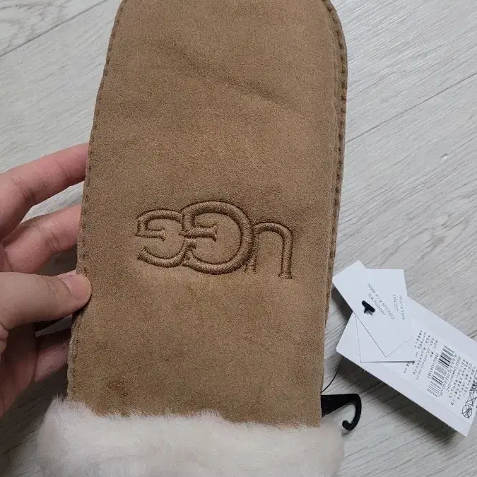 UGG 장갑(벙어리) embroider mitten 체스트넛 정품