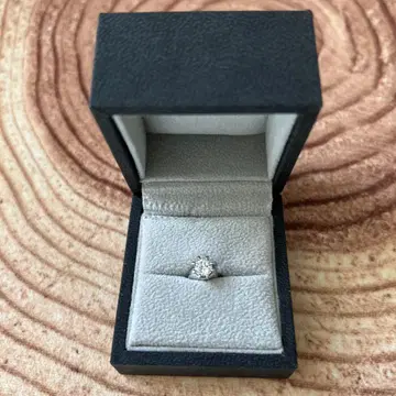 프로포즈용 작은 다이아몬드 모양의 반지