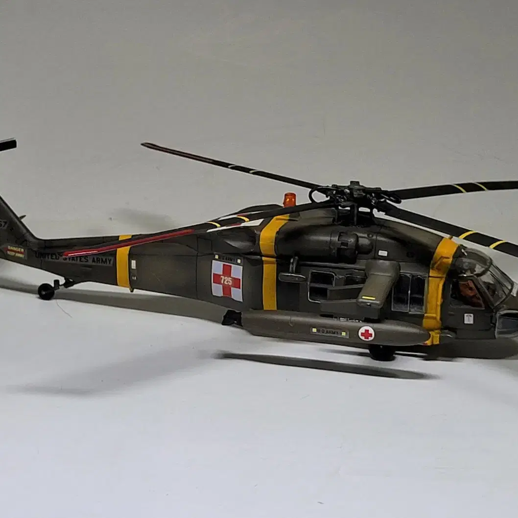 프라모델 완성작 미군 UH-6블랙호크 응급헬기 판매