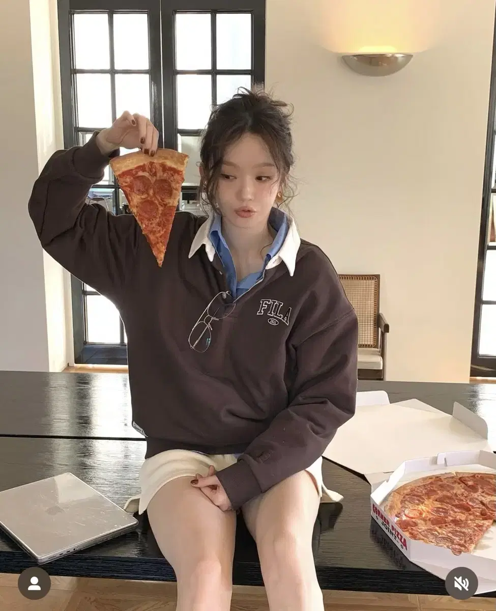 휠라 초코 럭비 맨투맨 강민경 한소희 착용