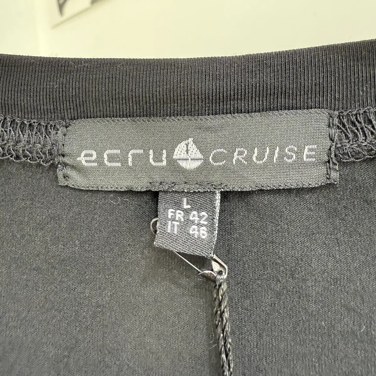 ECRU CRUISE 블랙 큐빅 반팔티