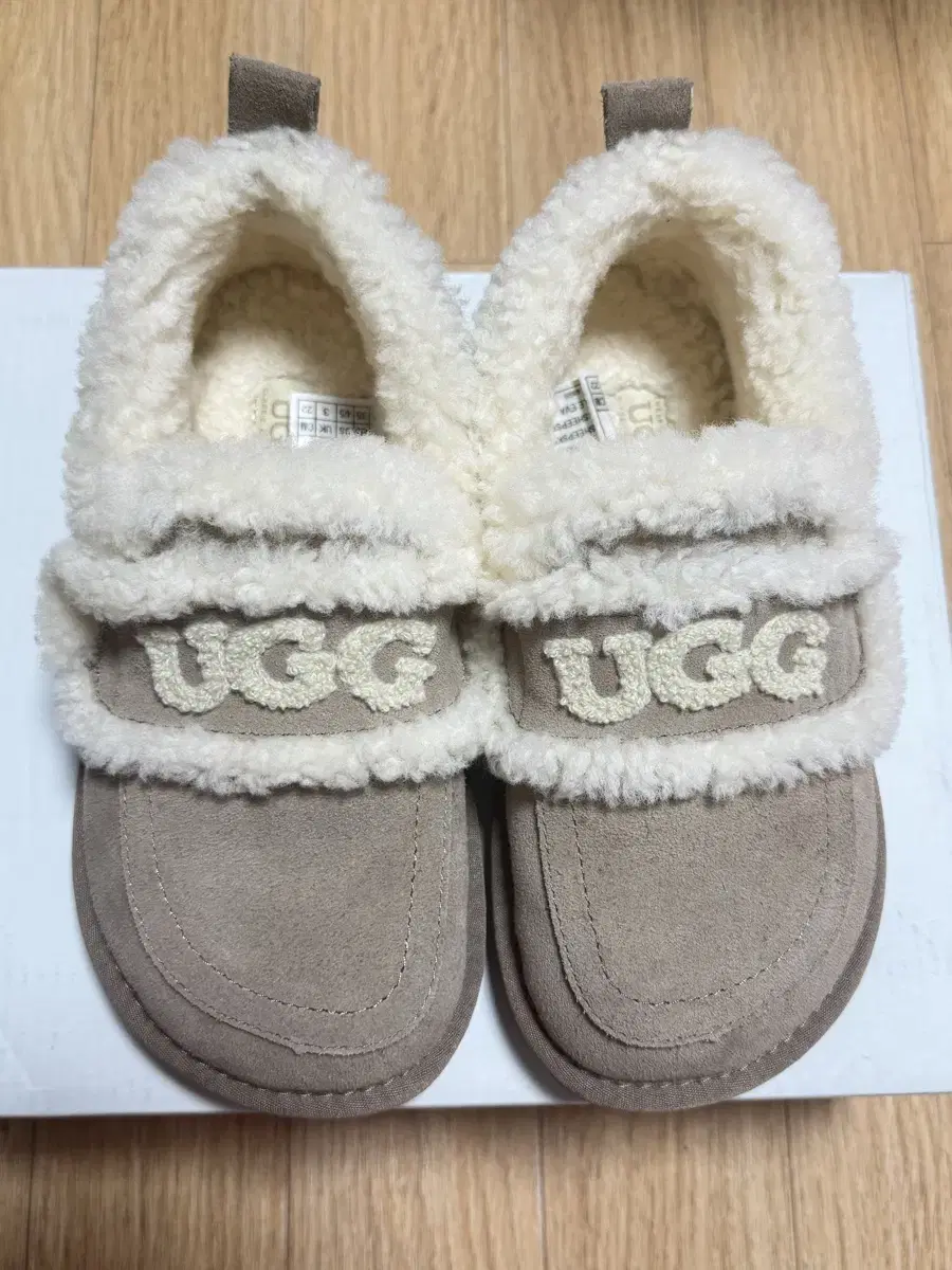 UGG 바이올렛 시어링 로고 양털 로퍼 OB939