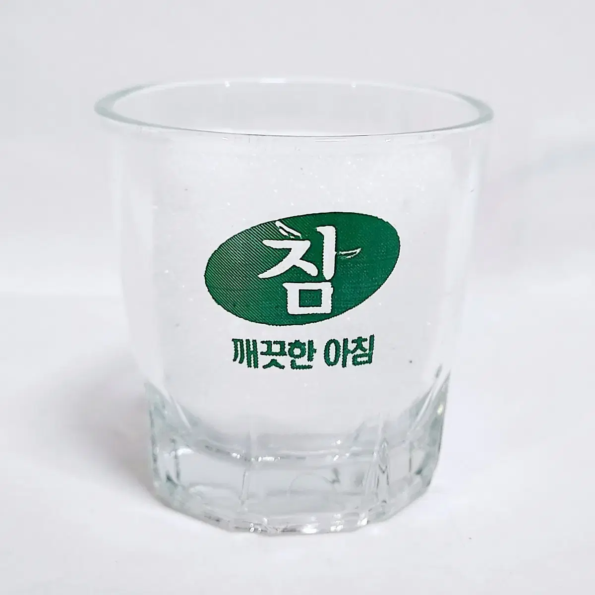 깨끗한 아침 참 소주잔