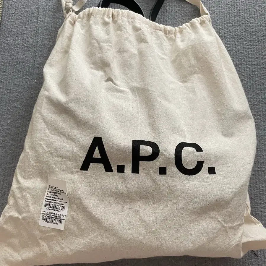 A.p.c 크로스백 블랙