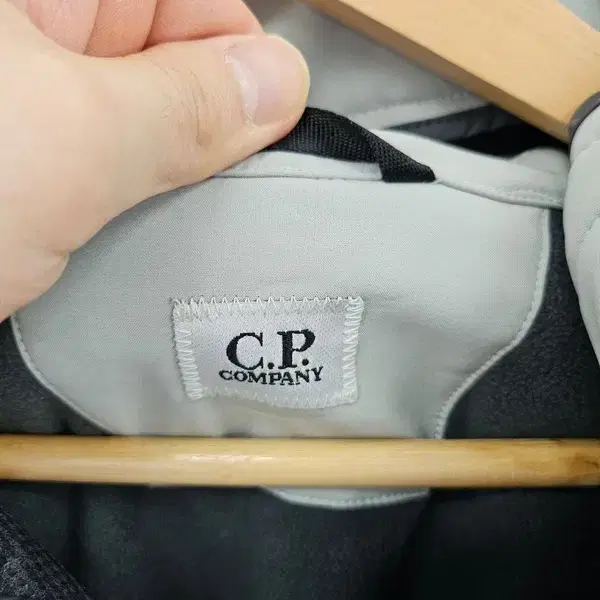 cp컴퍼니 Cp Company 반집업 새상품급   A542