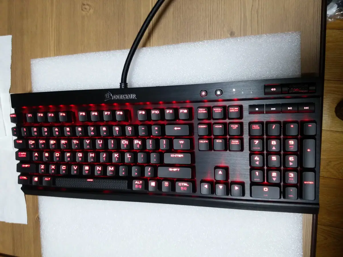 CORSAIR K70 LUX 기계식 고급 키보드  (적축)