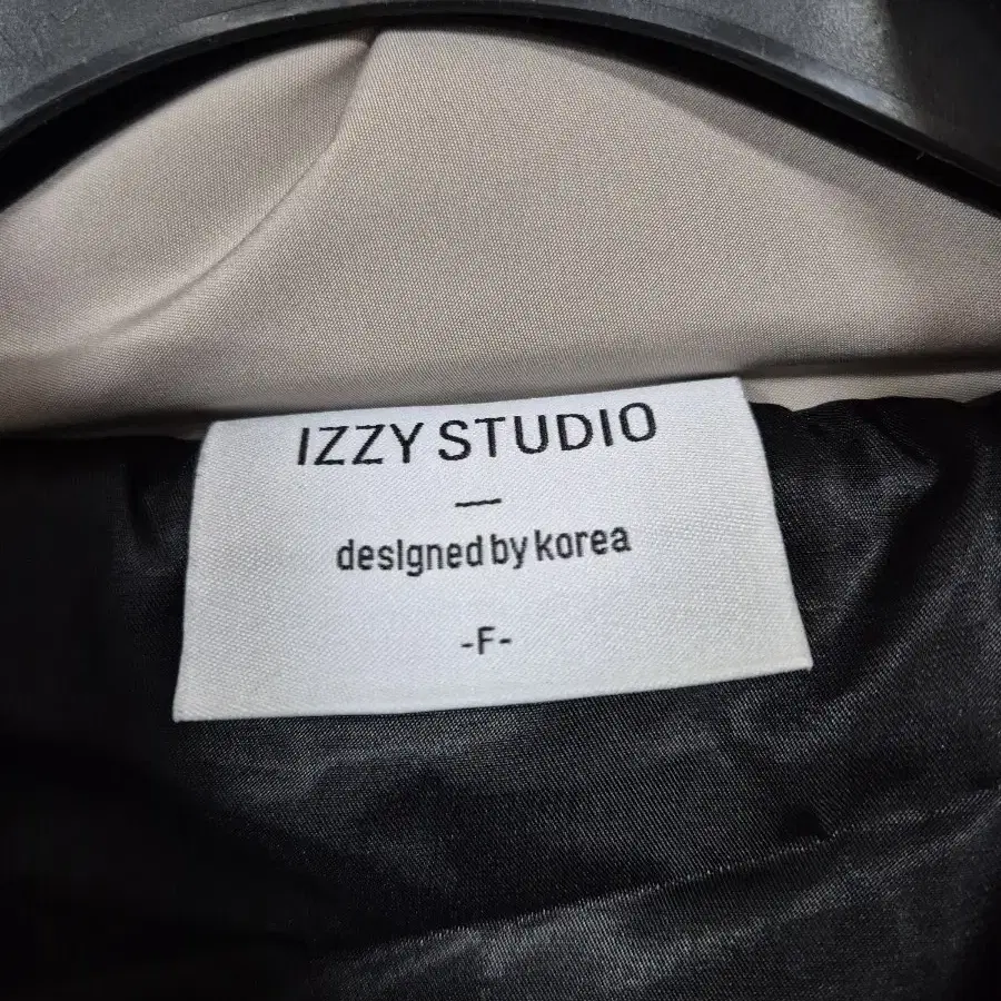 IZZY STUDIO 오버핏 패딩 프리