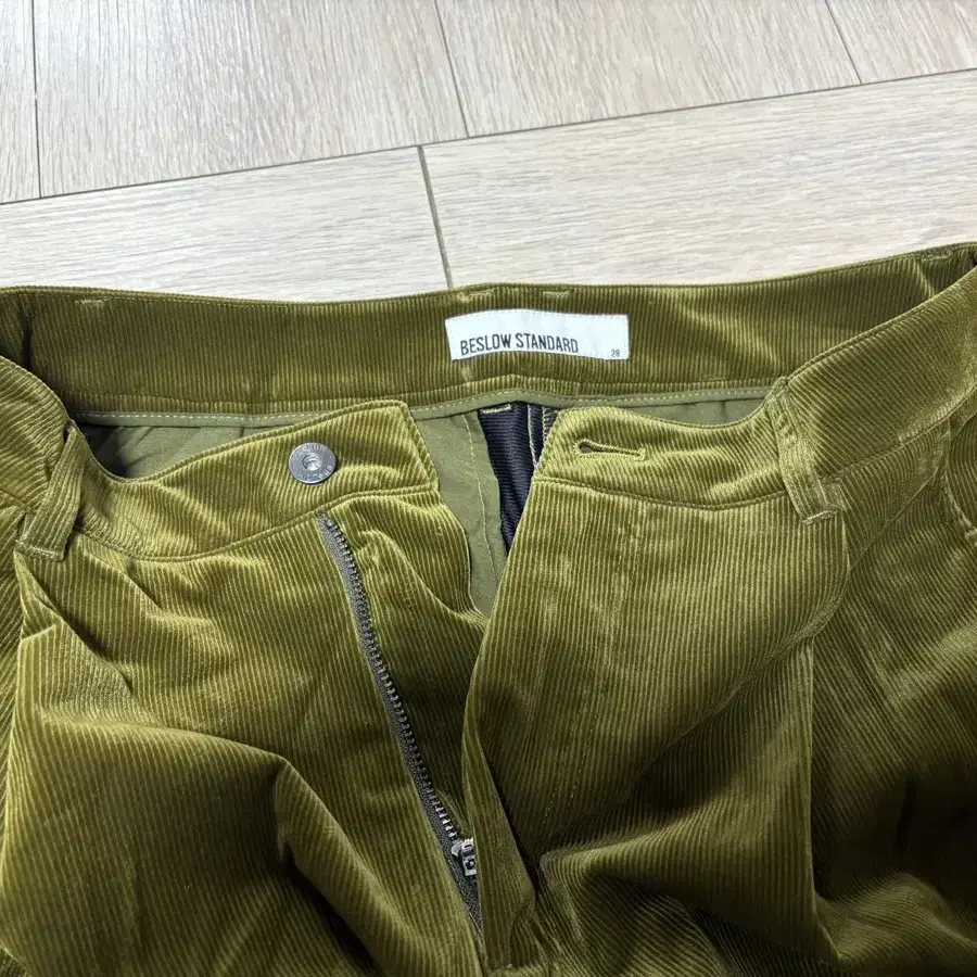 비슬로우 CORDUROY ONE TUCK CURVED PANTS OLIV