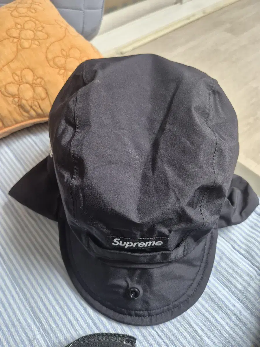 OS) Supreme Earflip Gore-Tex Cap M-L