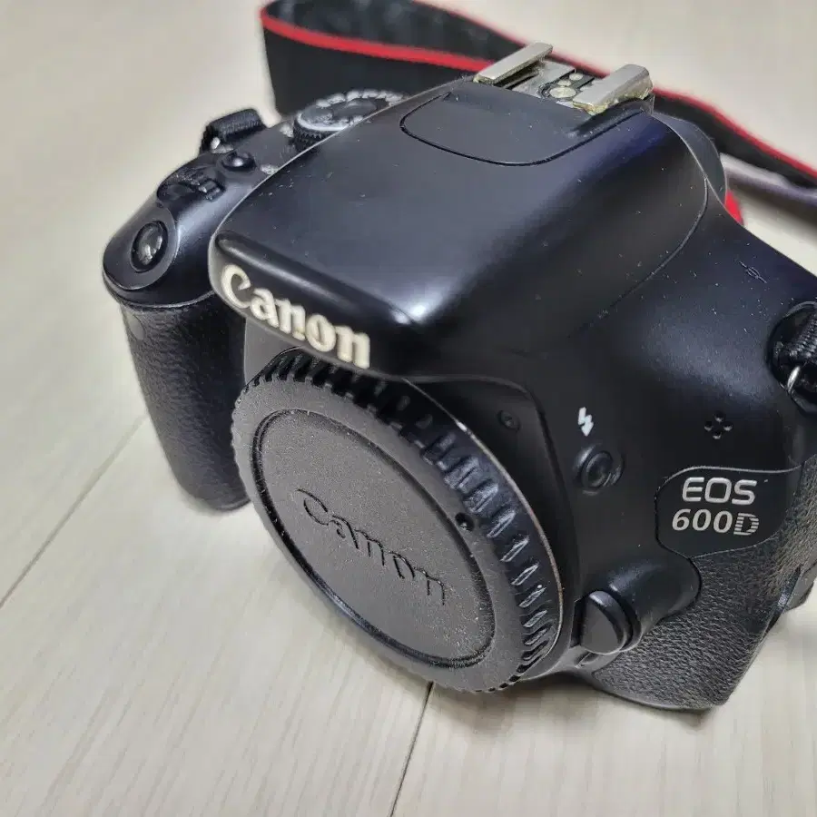 캐논 카메라 EOS 600D 바디 단품 (렌즈 미포함 / 충전기는 포함)