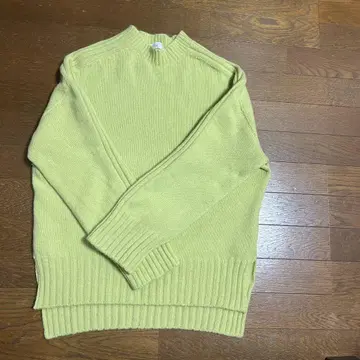 투모 롤랜드라임 그린 컬러의 스웨터 니트