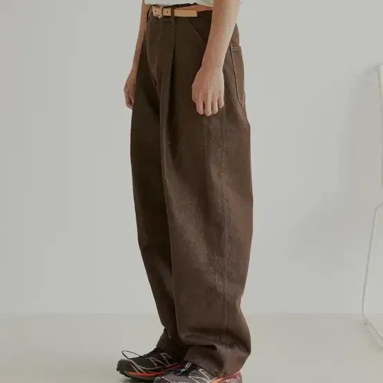 Clean Deep One Tuck Denim Pants [Brown]